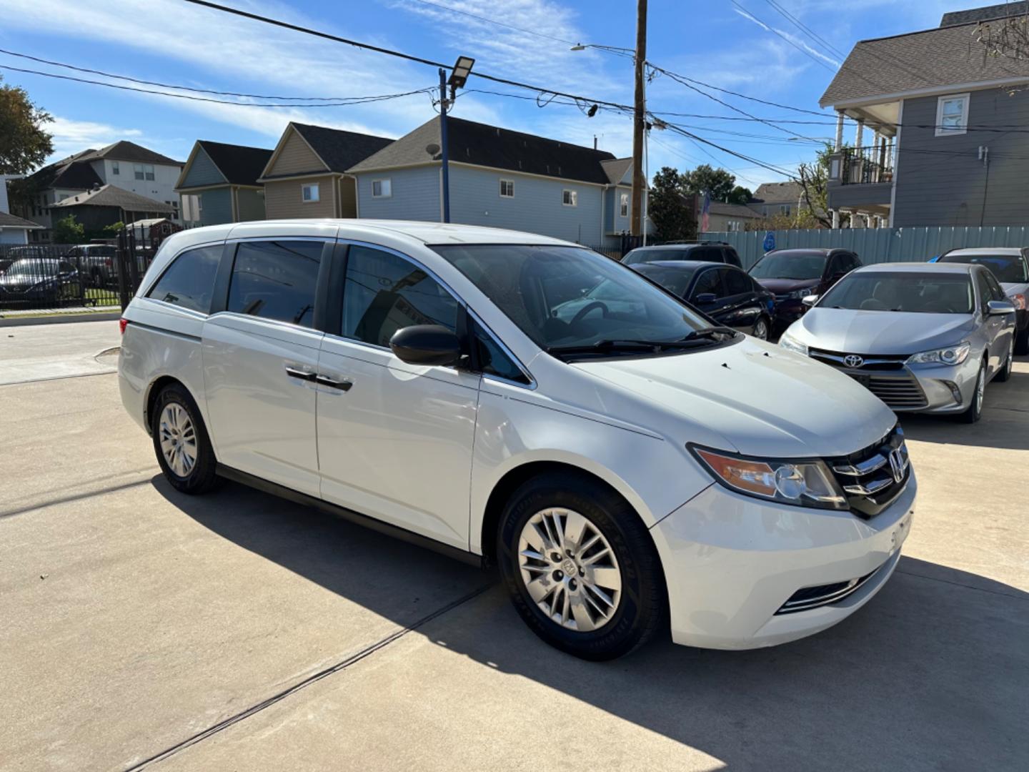 2014 White /Beige Honda Odyssey LX (5FNRL5H29EB) with an 3.5L V6 SOHC 24V engine, 6-Speed Automatic transmission, located at 1501 West 15th St., Houston, 77008, (713) 869-2925, 29.797941, -95.411789 - Photo#1